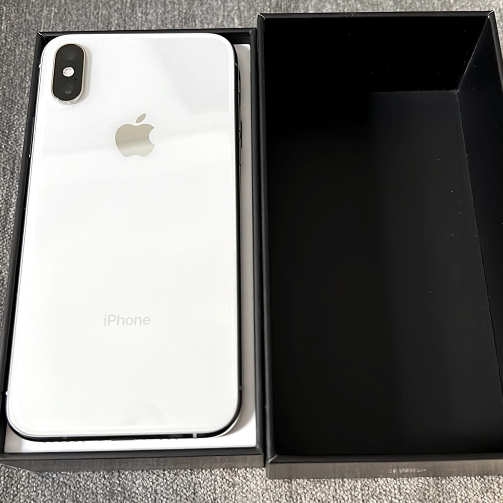Apple iPhone Xs 256GB Silver/White Unlocked w/ EarPods, USB Cable, Power Adapter